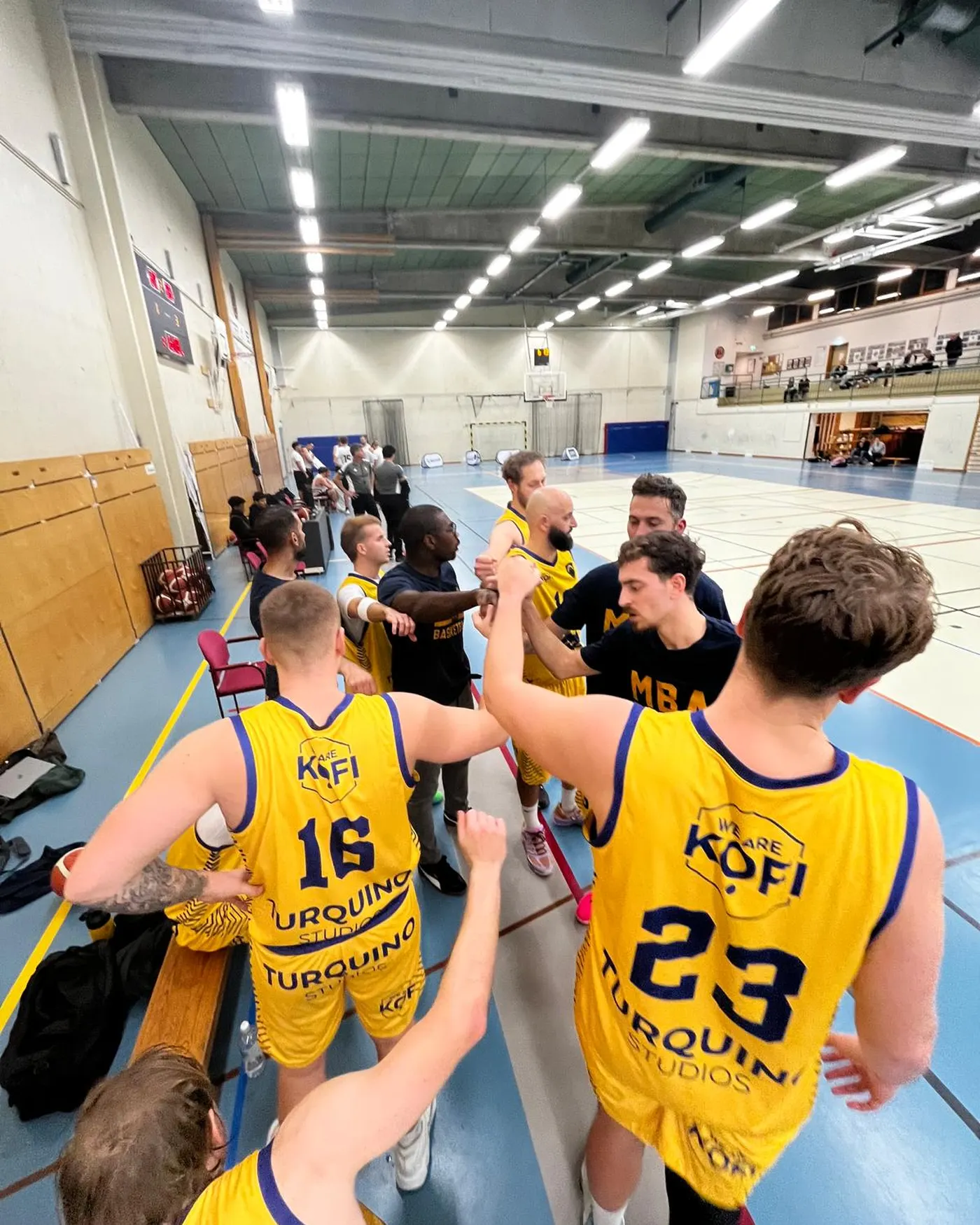 MBA-spelare i en ring före match