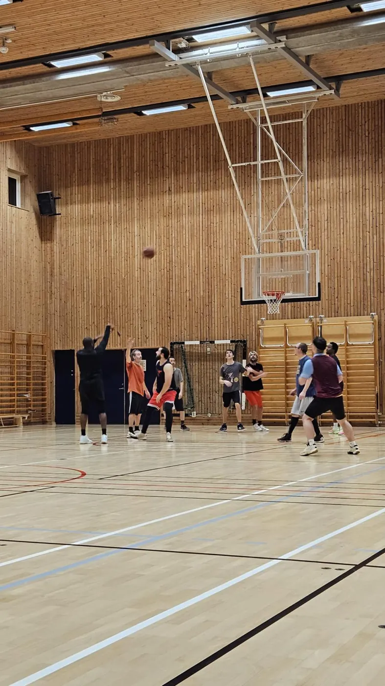 Pickup-basket i en träningshall