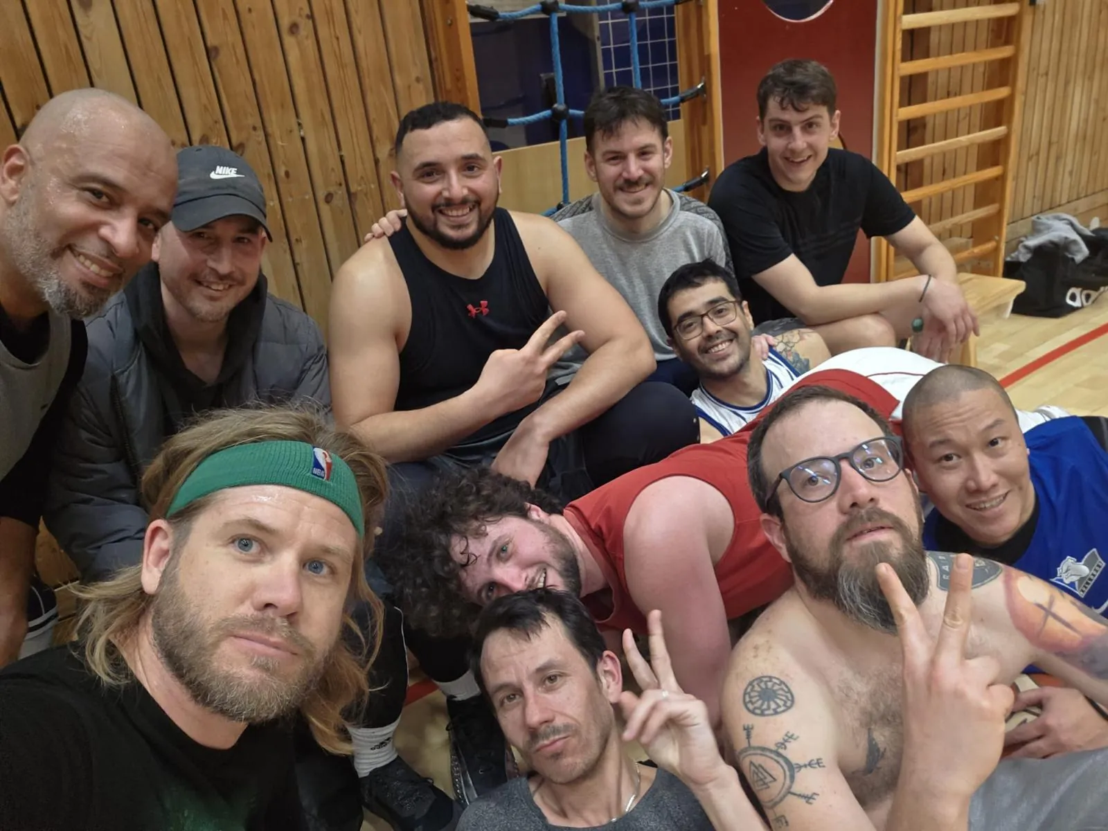 MBA-spelare i en selfie efter träning